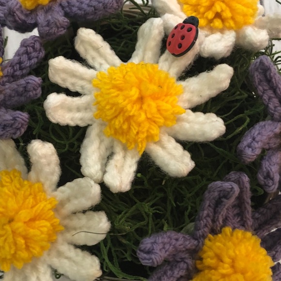 Handmade crochet daisies in pot - Picture 2 of 2